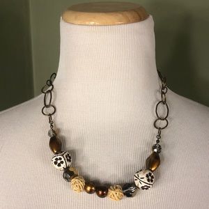 Women's necklace with beads